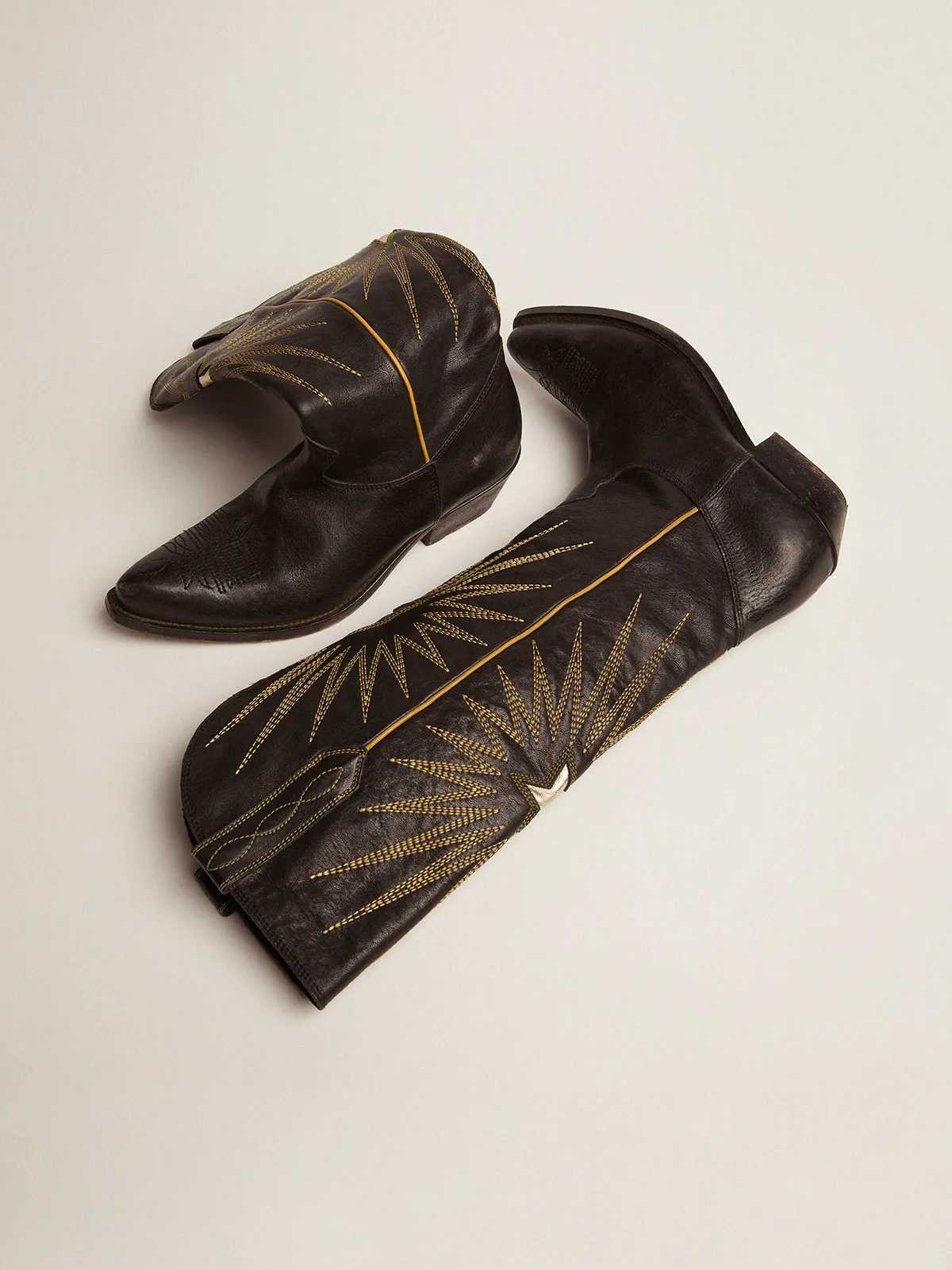 Women's boots in black leather with platinum star inlay